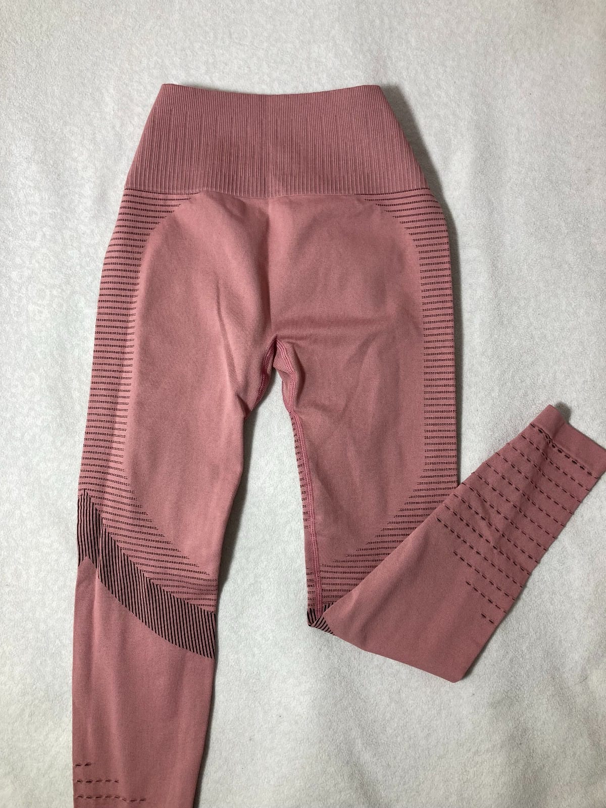 Conjunto deportivo rosa con detalles